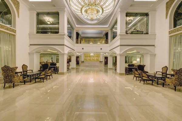 Expedia Meta ad example started 2026-04-19: Treehouse Hotel London, Hôtel l'Orée des Bois, Ramada Plaza by Wyndham Chandigarh Zirakpur, B&B Hotel Milano Sant'Ambrogio, Gewandhaus Dresden, Autograph Collection, Bel & the Dragon at Red Lion Wendover