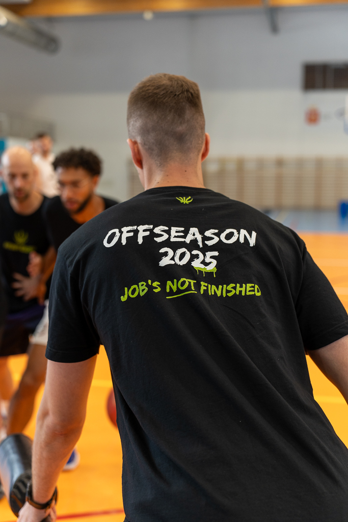 Intensywny trening koszykarski w hali